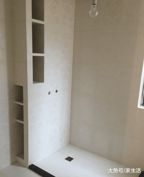 卫生间小就不要装置物架了，占地方太多了，幸亏聪明师傅教我这招