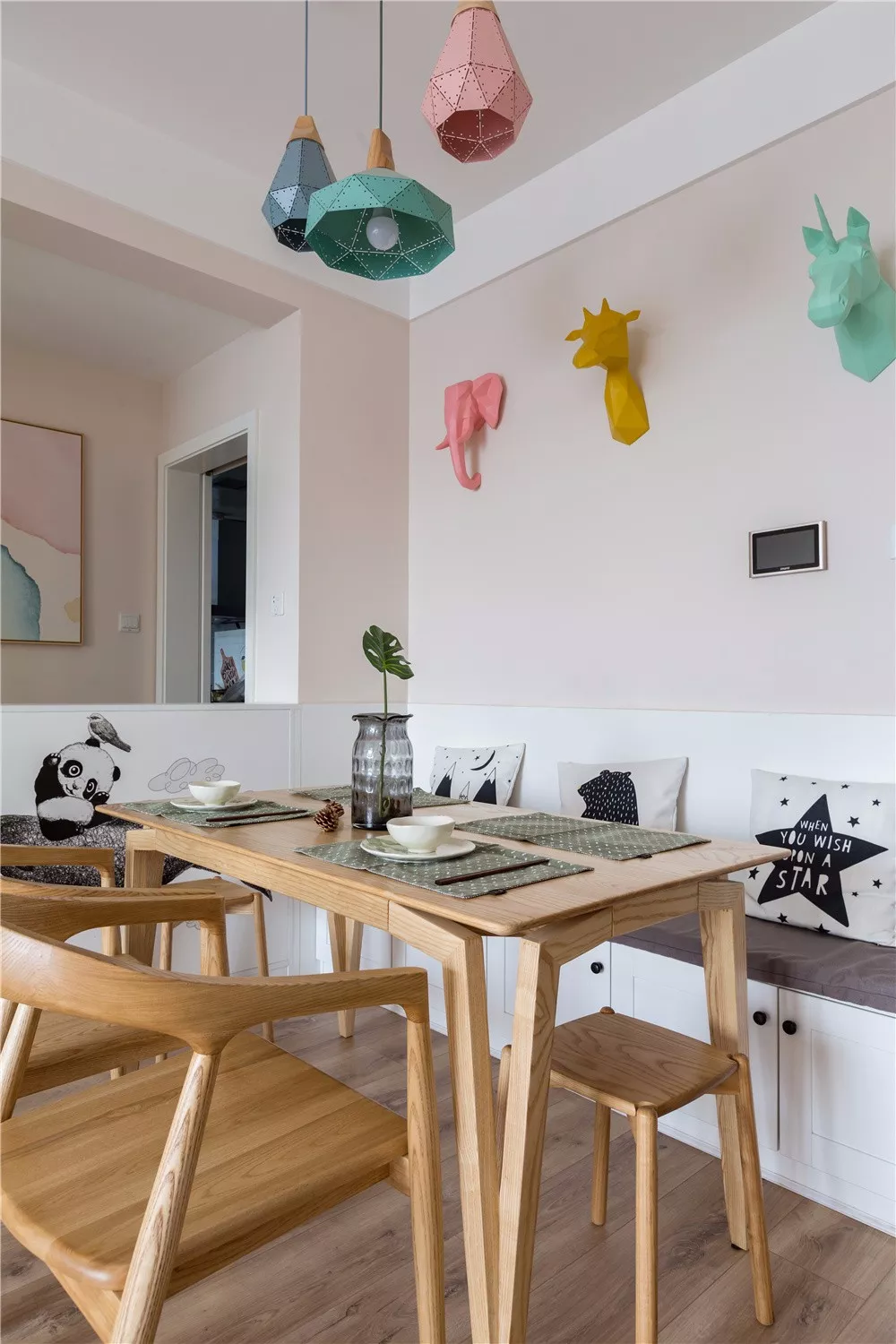 小户型餐厅面积不大，可以做个卡座式设计，实用又美观