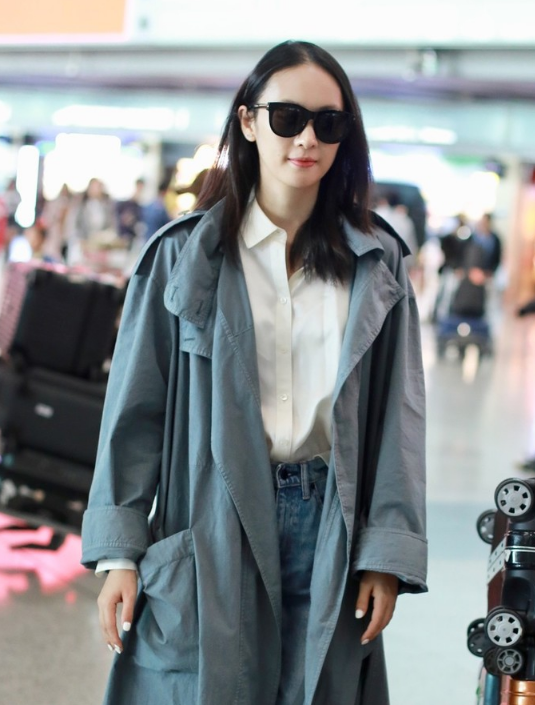 童瑶婚后首现身，与大17岁老公甜蜜同框，气场十足满脸幸福