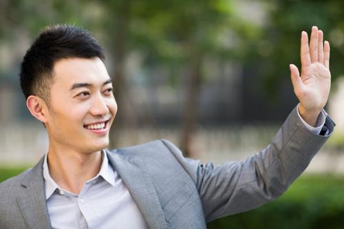你的挥手照片或泄露你的个人信息