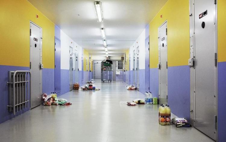 一名英国摄影师跑到法国的监狱，用镜头记录下里面的场景