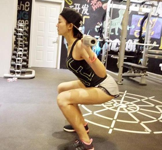 参观海陆住的豪宅，客厅布置跟宫殿一样，墙体都是大理石做的