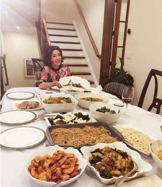 刘晓庆晒出自己的豪宅，如今活得像18岁女生一样，太令人羡慕了