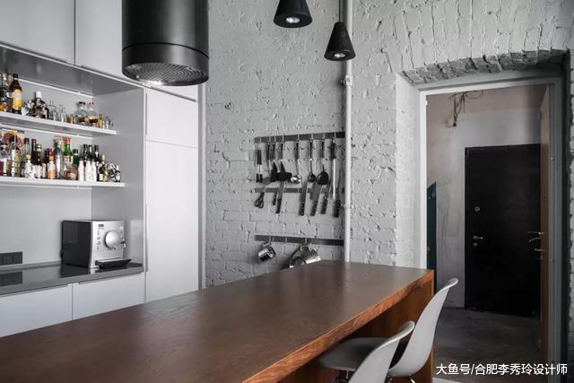 厨房跟卫生间一墙之隔，走廊仅70公分宽，难怪这100㎡老房子卖不出去