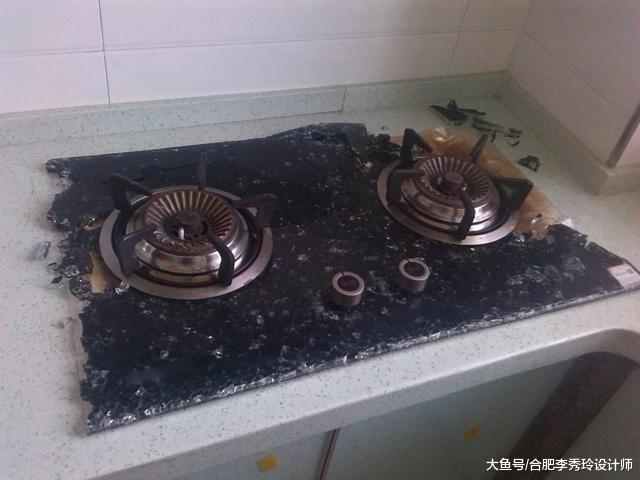 抓一把面粉撒在灶台上，清理的干干净净，一打火灶台却瞬间炸裂了