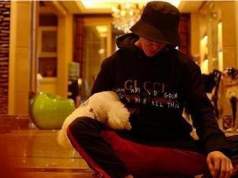 姜潮现实的豪宅曝光，室内都是昏黄色调，装修很像皇宫