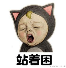 警犬执勤途中打了个哈欠，被同伴看见，它的反应有点可爱