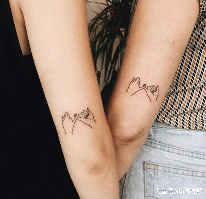 一組國外非常火爆的“情侶紋身”，網友：如果分手了咋辦？