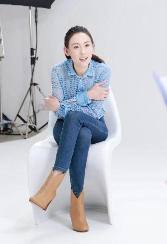 张柏芝最新机场照，一身黑色运动装清新减龄，状态令人羡慕！