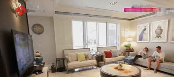 走进郭碧婷台湾的豪宅，客厅面积真大，隔这么远看电视不累吗