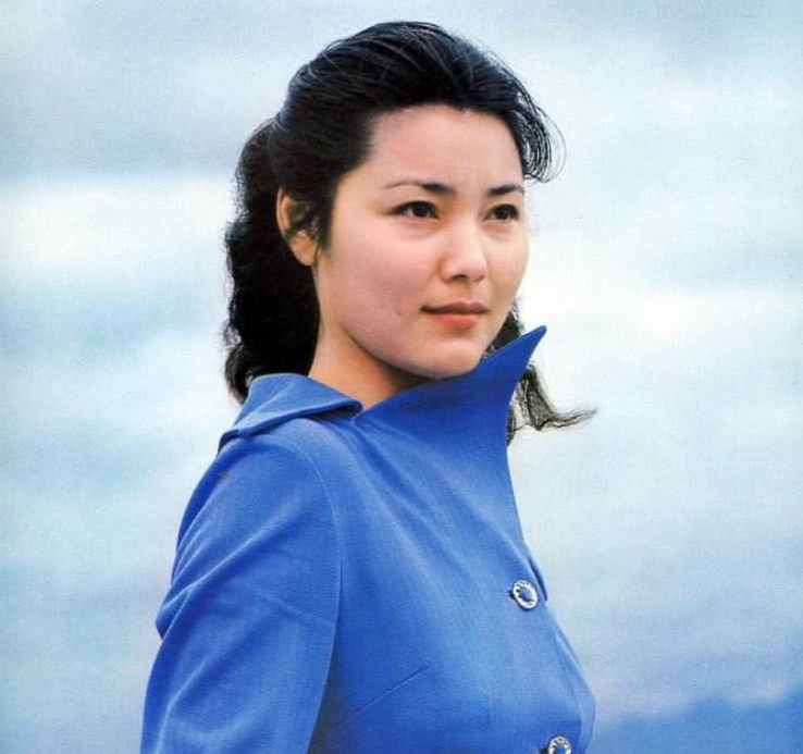 她三十岁主持央视春晚,患癌症后被丈夫宠上天,现在生活让人羡慕