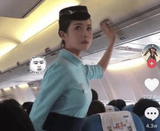 空姐撞脸邱淑贞，在抖音走红，却被航空公司辞退，原因太真实！