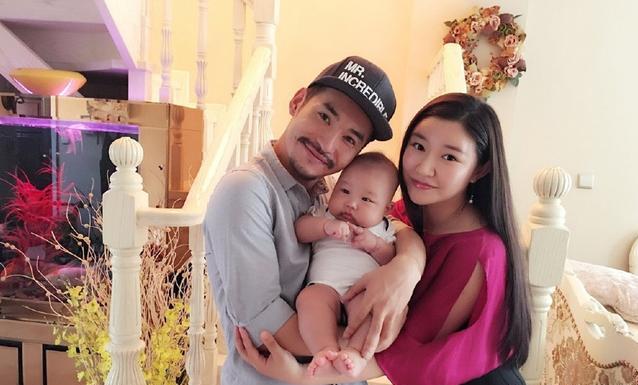 带你看看文松现实的豪宅，客厅沙发都是欧式的，装修造价过千万