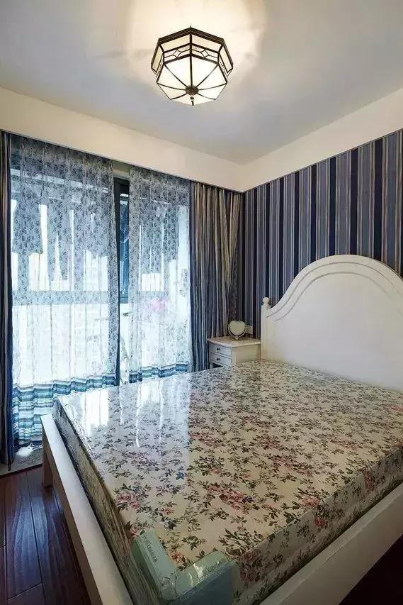 小户型卧室就不要装水晶灯了，建议装这种灯，明亮温馨不压抑