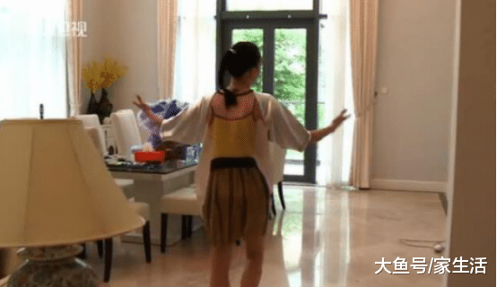 钟丽缇晒出自己的豪宅，单单客厅就三层楼高，旋转楼梯真够气派