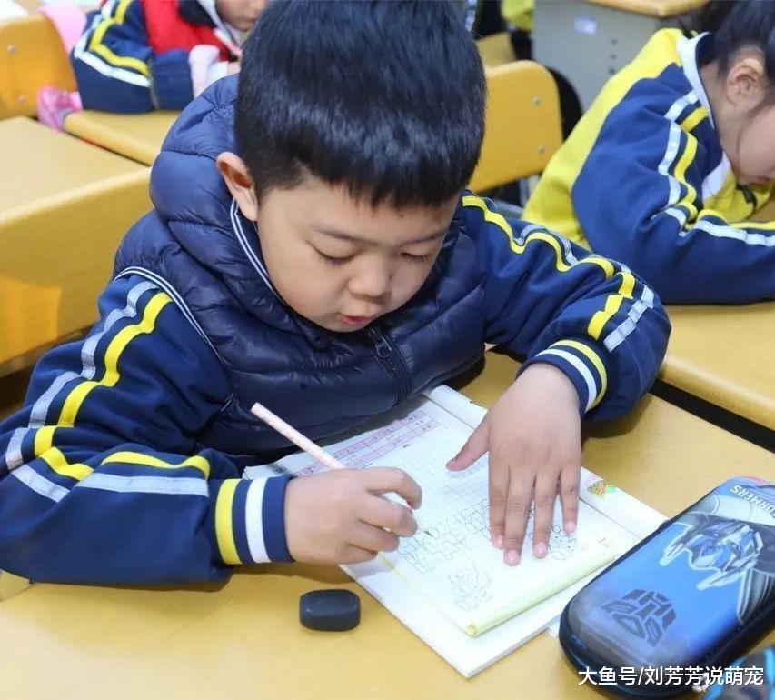 开学季，军人老爸用这种特殊方式送娃上学！