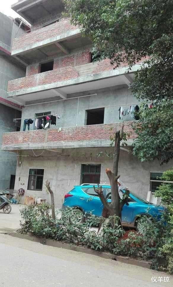 婆家自建四层别墅，开始村里人人羡慕，可现在成了全村的笑话！