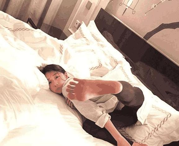 周冬雨晒出自己住的房子，客厅满是鞋子衣服，家里平时都不用收拾