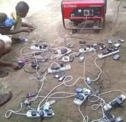 非洲人有钱买手机，却没法充电？非洲老铁“骚操作”实在扛不住了