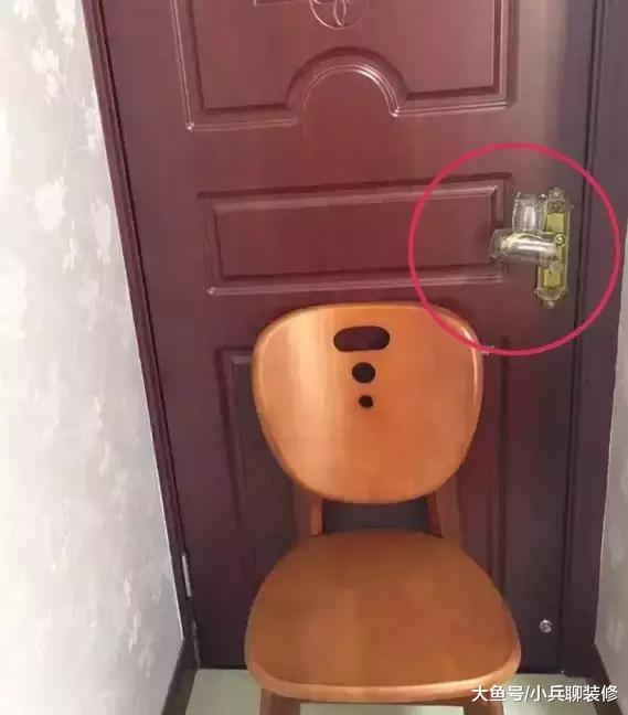 出差住酒店，睡觉前记得拿2个杯子套在门把上，关键时刻能救命！