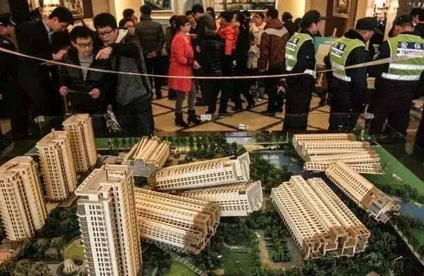 32套房子全部被挞定了！炒房客哭诉：守了半年，我已经赔一套房