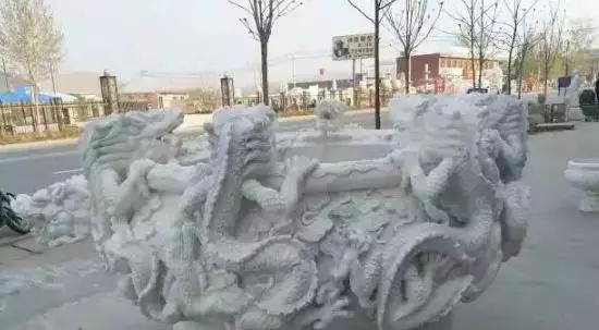 在石頭上作畫，高齡老藝人直言收徒困難，送蘋果手機都沒人報名！