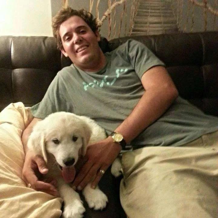 金毛被主人狂砍上百刀，咽气前还在微笑：我会一直陪着你...