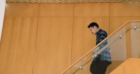 参观潘玮柏现实中的家，卧室里堆着纸皮箱，估计有半年没收拾过了