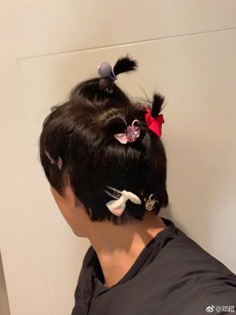 4岁小花帮爸绑头发，成果出炉后邓超大崩溃：求您放过我吧k