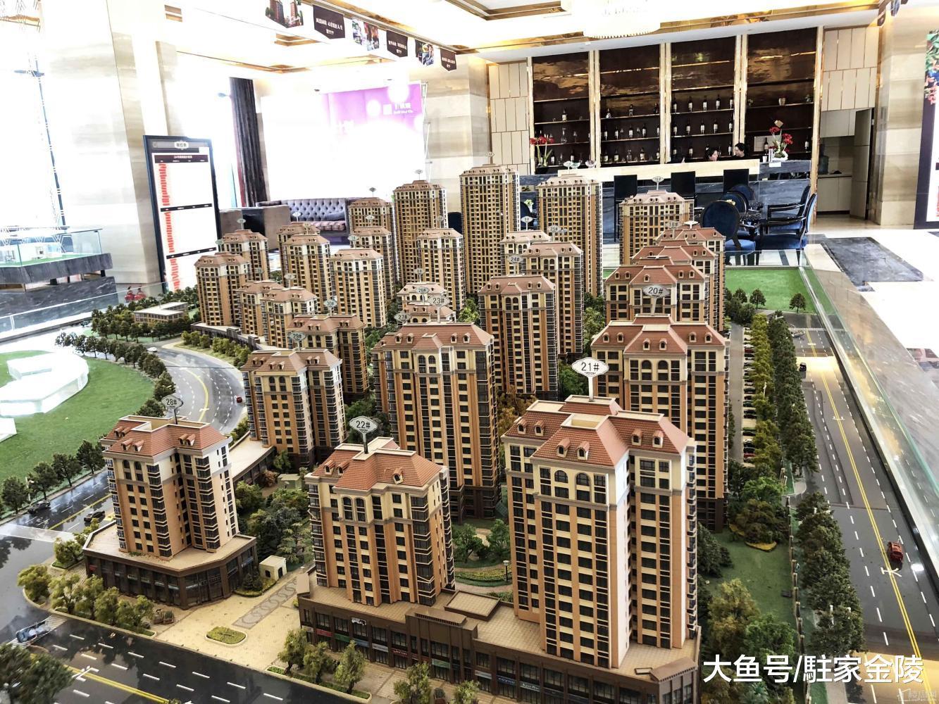 有钱是存钱还是买房, 相关人士: 不买房的都是傻子