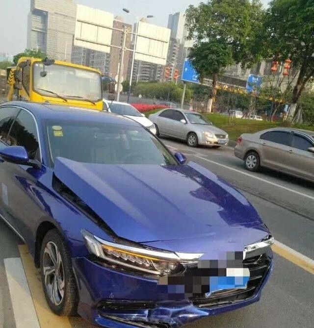 本田雅阁隧道内遭前后夹击，看到车头，网友：又得白瞎一万块了！