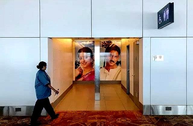 印度厕所没那么恐怖了：女性专用移动厕所比国内强太多