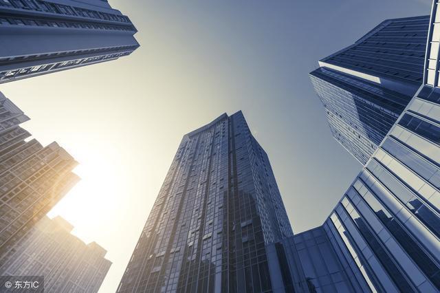 万科和碧桂园都哭了, 为什么没学李嘉诚和王健林卖掉房子?