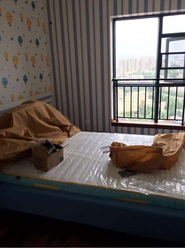 老公只不过在客厅砌堵墙，立马多了一间房，一石多鸟，超有创意！