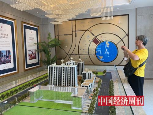 现场直击｜上海自贸区临港新片区售楼处：卖方市场“挑客”严重，销售自称一周卖了80套