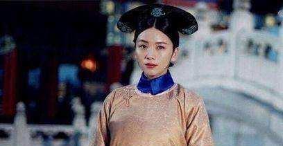 她出身上三旗，选秀入宫，奶奶封后，她封答应，是乾隆最晚去世的妃子