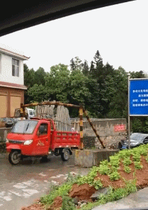 爆笑GIF：要打篮球你就正儿八经的打，你拉倒篮架干啥？