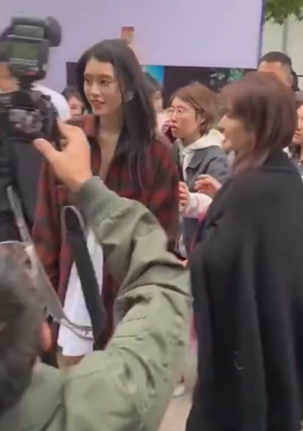 奚梦瑶产后秀腿，街头大笑瘦成“排骨相”，看把身体糟蹋成啥了