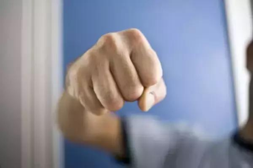 “你来打我啊！”浙江两个男同事上班时开玩笑，结果都付出了惨痛的代价