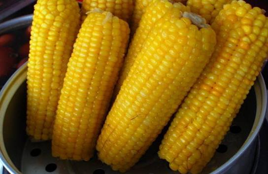 煮玉米别傻傻的用清水，加点小苏打，香甜软糯吃不够