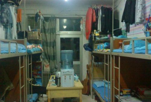 工厂打工妹月薪6000却坚决辞职，她哭诉道：千万别去包吃住的工厂