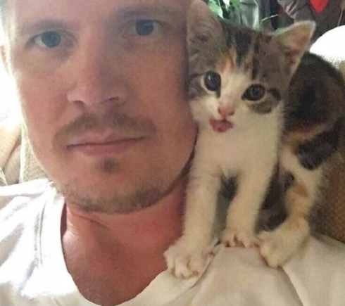 夫妻俩在森林小径骑行时, 忽然天降小猫咪……