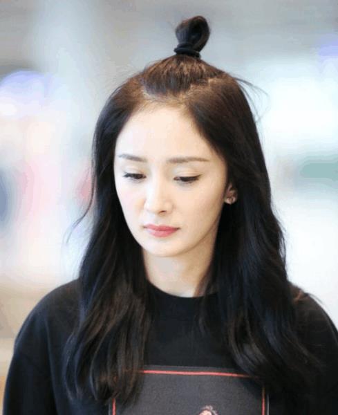 杨幂丸子头现身机场, 青春活力似少女, 就是T恤太大胆了吧!