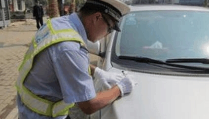 车停在停车位里也被贴罚单？交警：停车方式不对，车位也救不了你