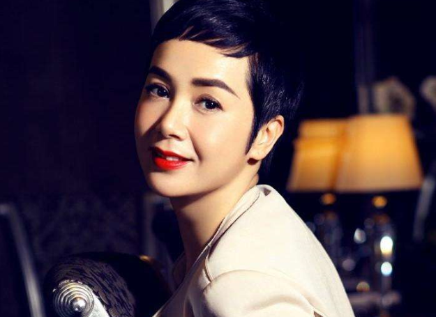 蒋雯丽和18岁儿子罕见同框，一家其乐融融，儿子样貌完全继承父亲