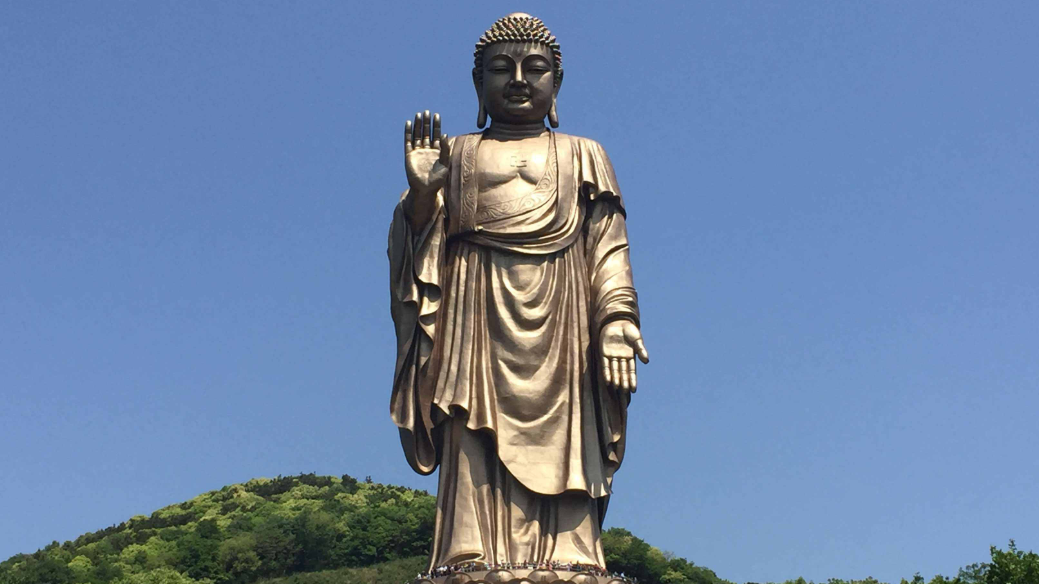 灵山胜境之一灵山大佛，规模宏大，气势非常，吸引了众多游客