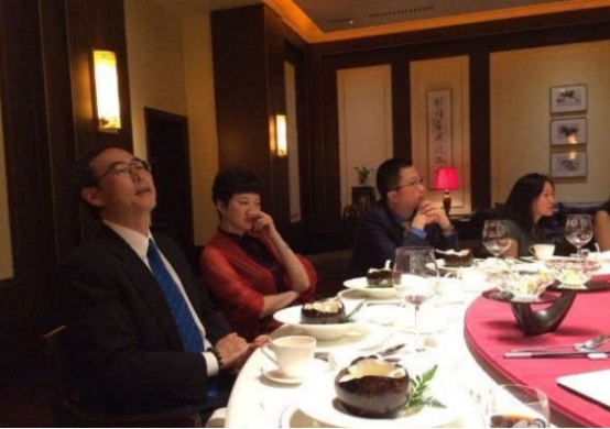 公司聚餐允许带家属，一女员工带儿子，隔天人事：你被开除了