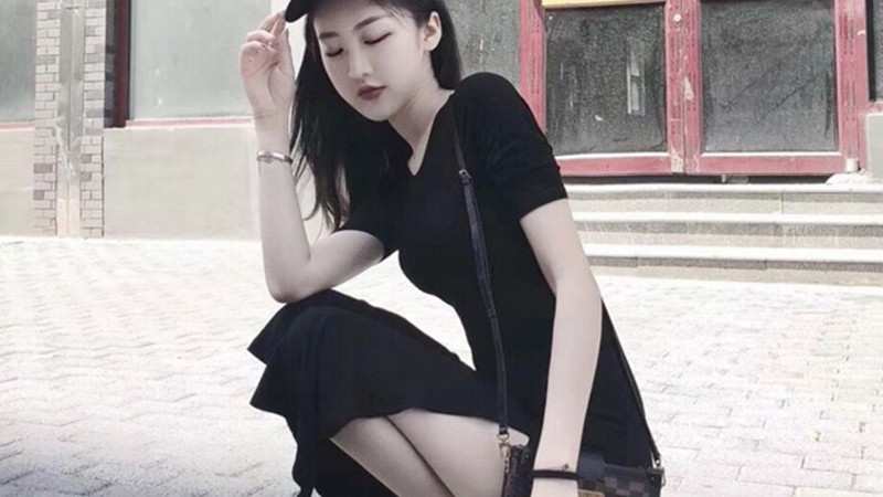 街拍：开叉裙搭配亮色高跟鞋，尽显成熟丰满身材，女人味十足！