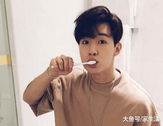 晒晒刘宪华如今住的豪宅，装修非常新潮，头次见用水泥做地板