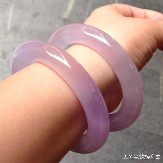 ＂老板将48万翡翠料偷梁换柱3500“次品”料，切开后，老板露宿街头＂